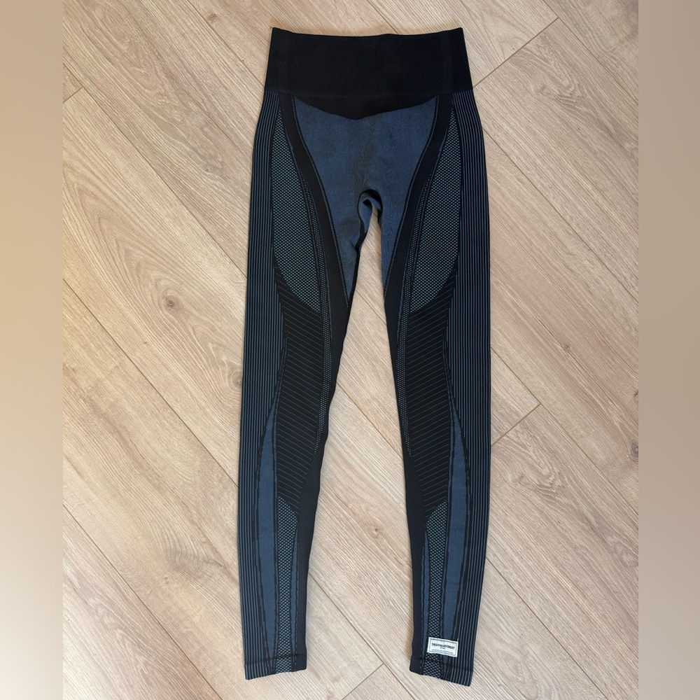 The Giving Movement Black and Blue Leggings size Small women’s